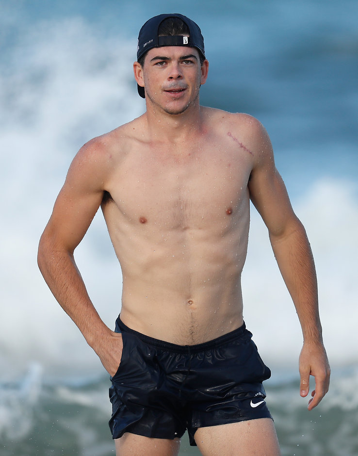 AFL 2017 Training - Blues on the Sunshine Coast New Blue Matt Kennedy shows the effects of his post-season shoulder surgery - AFL,Carlton Blues,Matthew Kennedy,Darcy Lang,Aaron Mullett